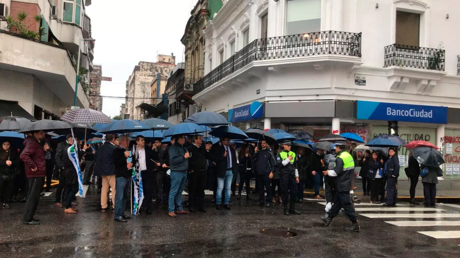 CORTE EN SAN MARTIN Y LAPRIDA. Empleados del banco reclaman un despido.