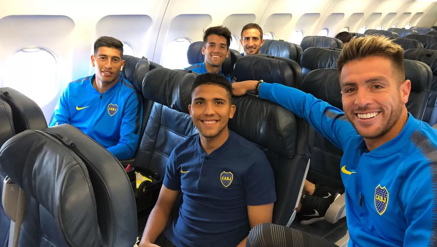 Buffarini, Reynoso, Andrada, Mas e Izquierdoz, antes del vuelo. (FOTO TOMADA DE PRENSA CLUB ATLÉTICO BOCA JUNIORS)