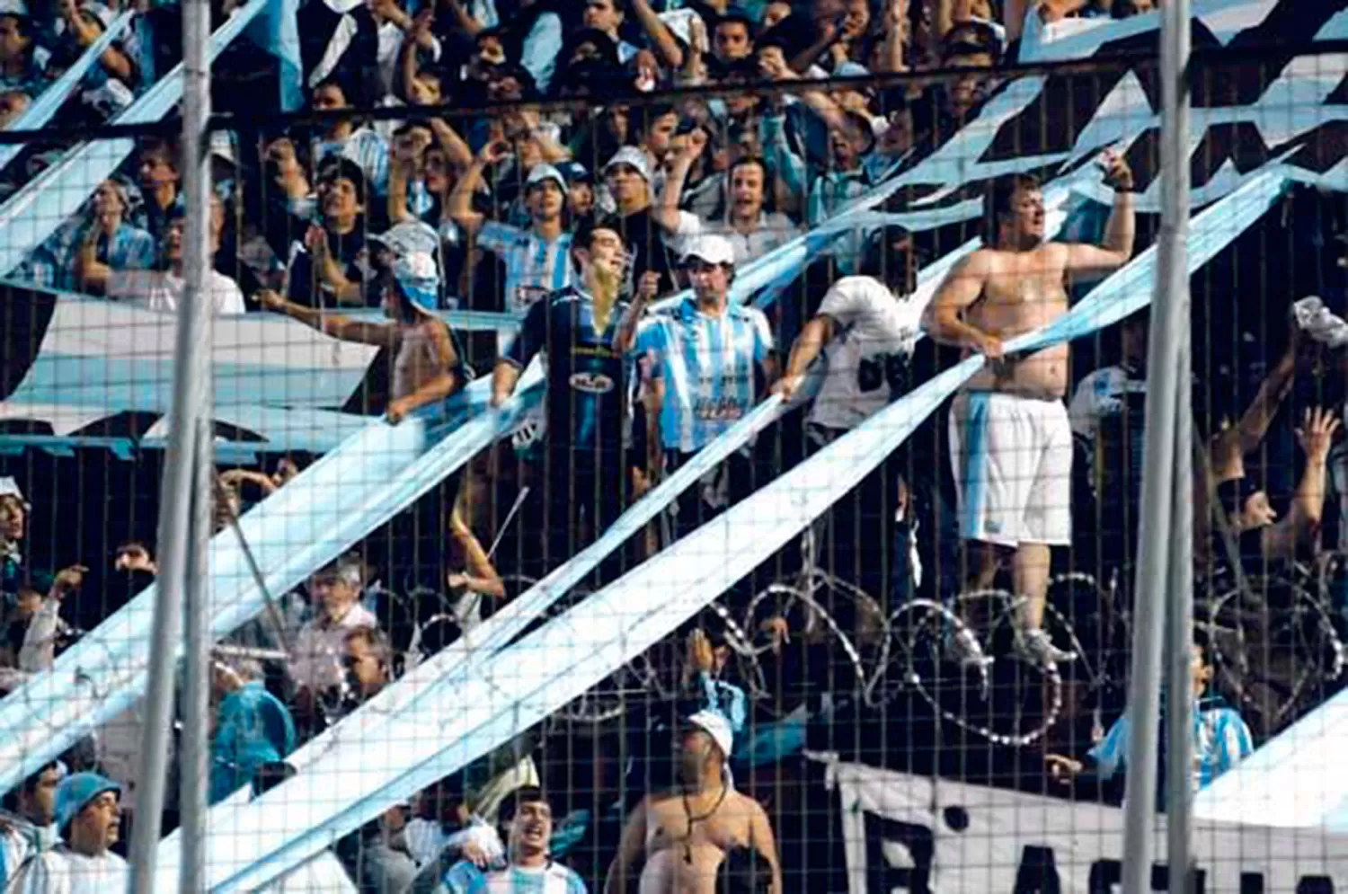 HINCHAS FELICES. Los Decanos podrán viajar a Córdoba para el partido del viernes.