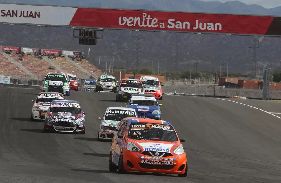 TRABAJO. El Nissan March de Bestani no tuvo el rendimiento esperado durante el fin de semana. Su equipo tendrá un par de semanas para poner a punto la máquina. FOTO DE DARÍO GALLARDO 