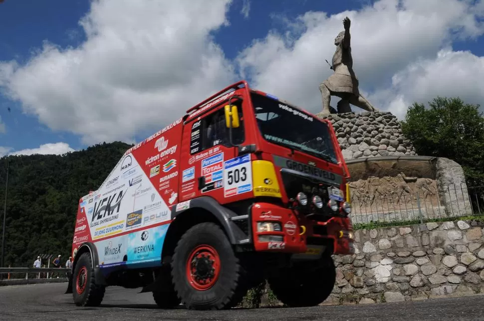 POSTAL TUCUMANA. Un camión sube por la ruta 307, camino a Tafí del Valle; de fondo, el monumento El Chasqui (más popularmente conocido como al Indio) y todo el verde de nuestra flora. 