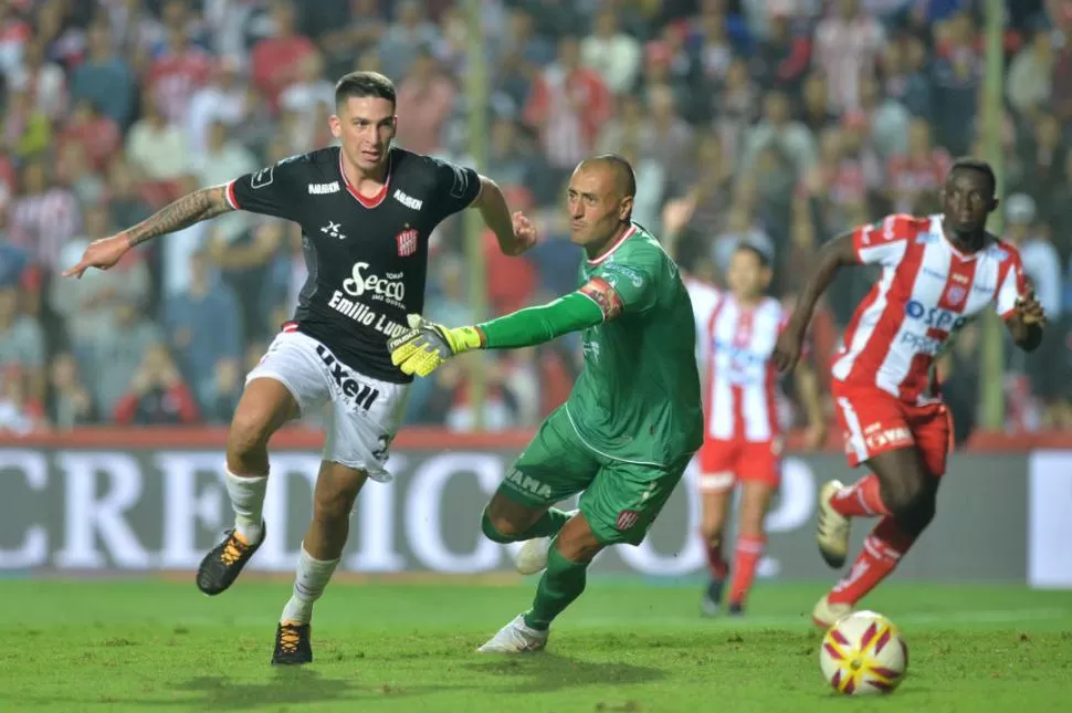 DE LO MEJOR. A González casi no le generan jugadas de gol, pero él se las arregla solo. Ayer armó una jugada de peligro y marcó un gol, que le anularon mal. Foto de Javier Escobar / Especial para La Gaceta 