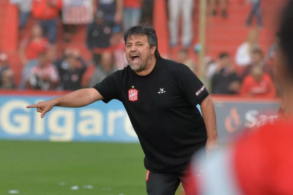 NO VA MÁS. Ayer, en Santa Fe, Caruso dirigió su último partido como DT “santo”. Foto de Javier Escobar / Especial para La Gaceta 