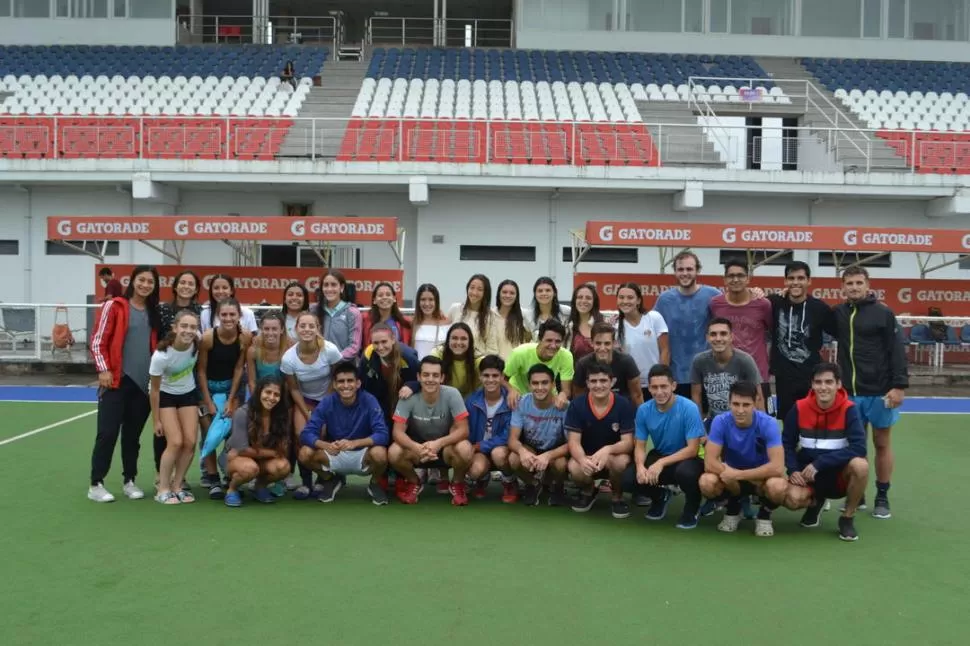 EN EL ESTADIO DE NATACIÓN. Gran parte de los integrantes de ambos planteles, junto con sus respectivos cuerpos técnicos. El trabajo que se hizo en los últimos días fue intenso, para llegar en buena forma.  PRENSA ATAH