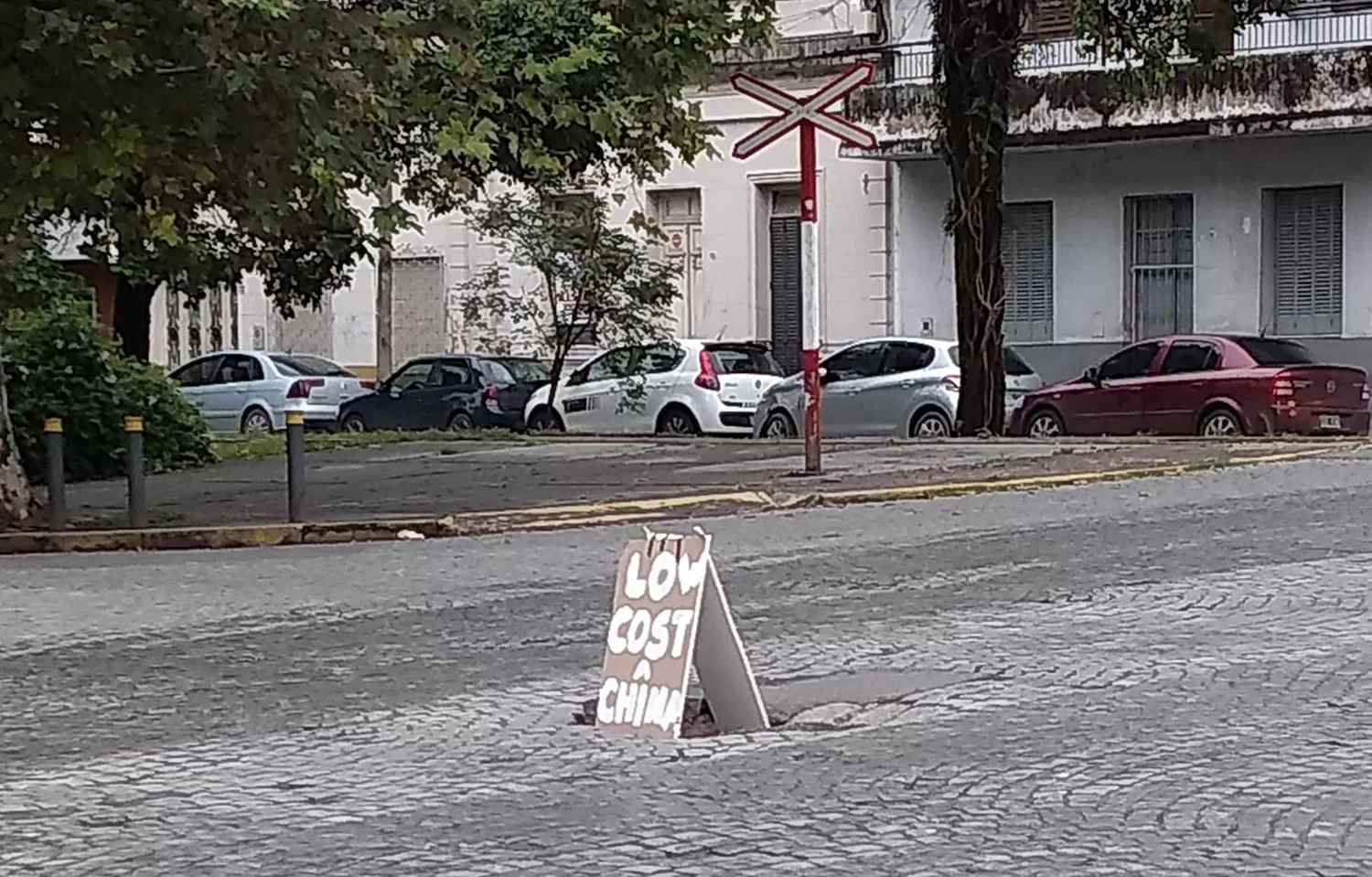 CARTEL. En San Lorenzo y Bernabé Aráoz.