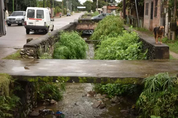 Un canal de Tafí Viejo lleva aguas cloacales y basura