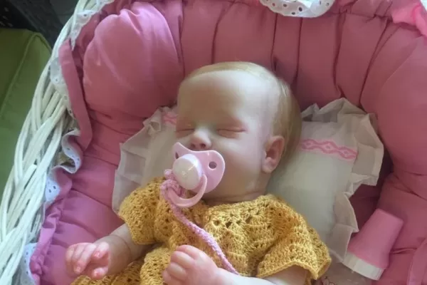 Una tucumana pinta muñecos que parecen recién nacidos reales