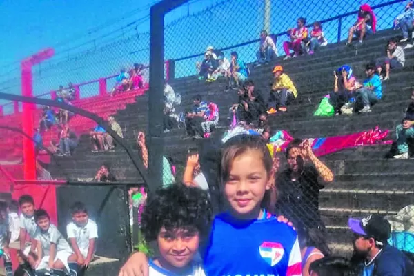 Niños y niñas, listos para jugar y soñar al fútbol