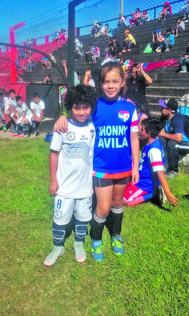 FOTO PARA EL RECUERDO. Arián Guardia Narváez y Luz Bárbara Luna posan en la cancha de Amalia.     