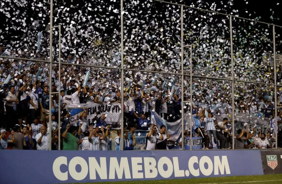 INCONDICIONALES. Los hinchas de Atlético viajaron por toda Sudamérica para seguir a Atlético en las copas que jugó. reuters 