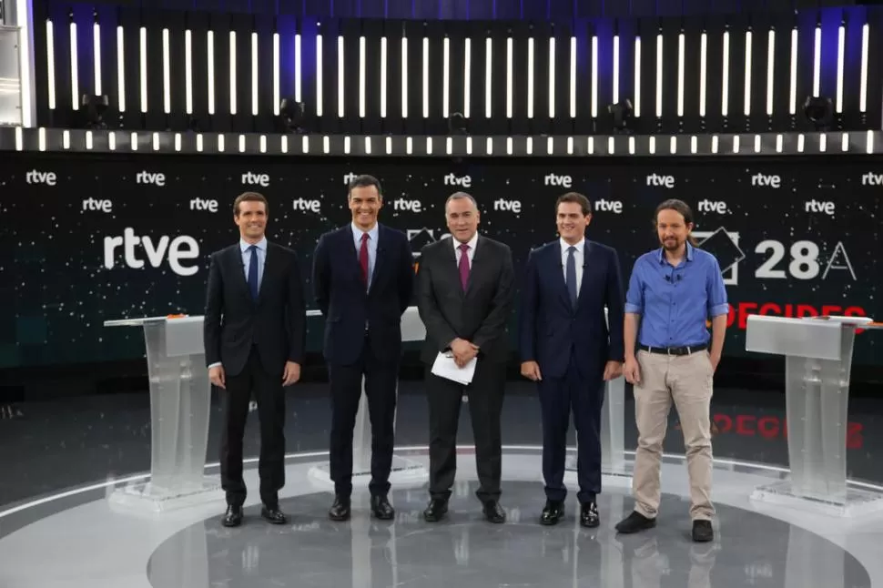 PREPARADOS. Casado, Sánchez, Rivera, Iglesias, junto al mediador Xavier Fortes, antes del inicio del debate.  Europa Press