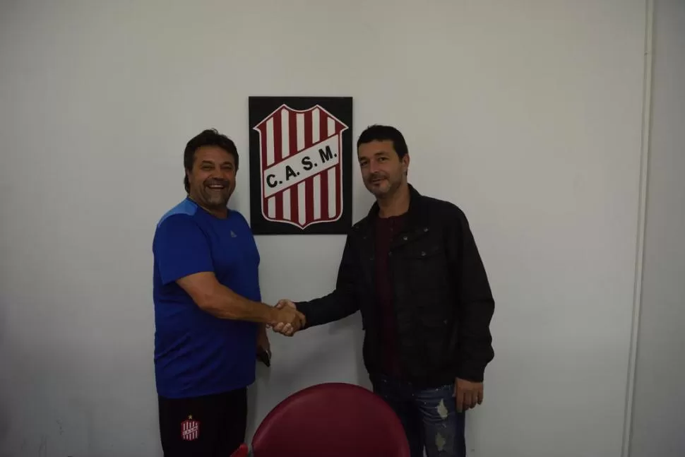 SALUDO FINAL. Caruso y Seoane se dan un apretón de manos luego de firmar los papeles para la salida del entrenador. la gaceta / foto de diego aráoz