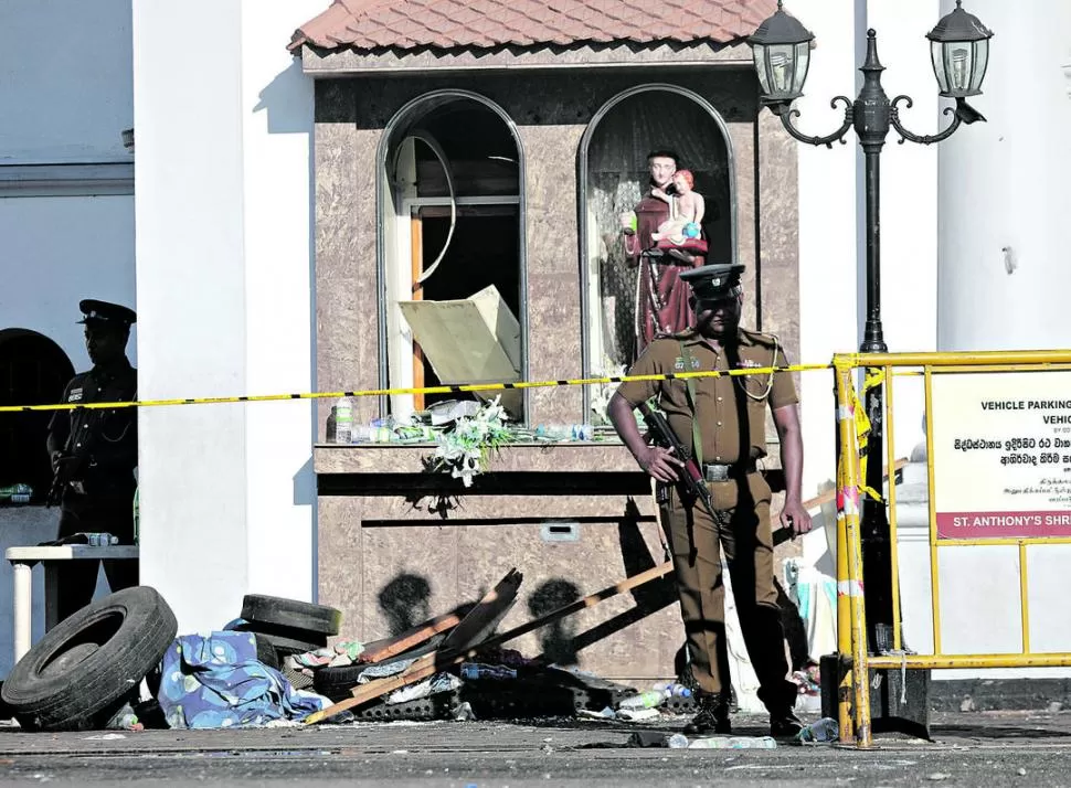 GUARDIA. La policía custodia sitios religiosos en la capital, Colombo. Reuters