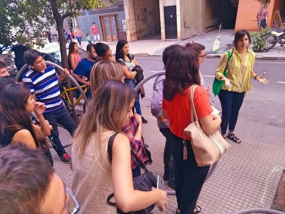 A LA CALLE. “Caminata/Auditoría Peatonal” realizada por Verónica Mansilla. foto facebook Trece Diecinueve