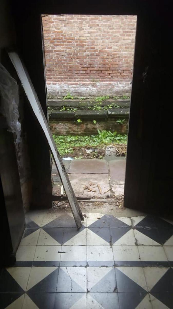 ASÍ QUEDÓ UNA DE LAS ENTRADAS AL MUSEO DE TALLERES FERROVIARIOS