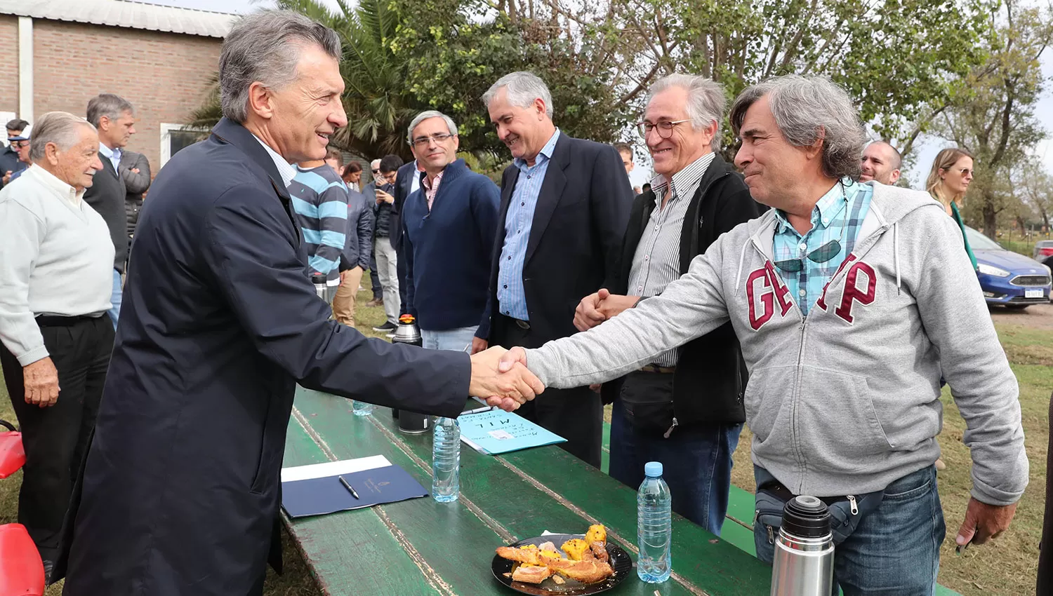 Macri recorrió esta mañana el tambo de la estancia Santa Isabel y se reunió con un grupo de tamberos. TÉLAM