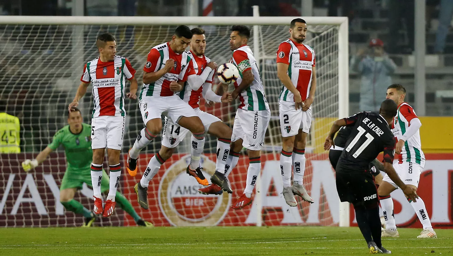 El tiro libre de De la Cruz rebotará en la barrera de Palestino. (Reuters)