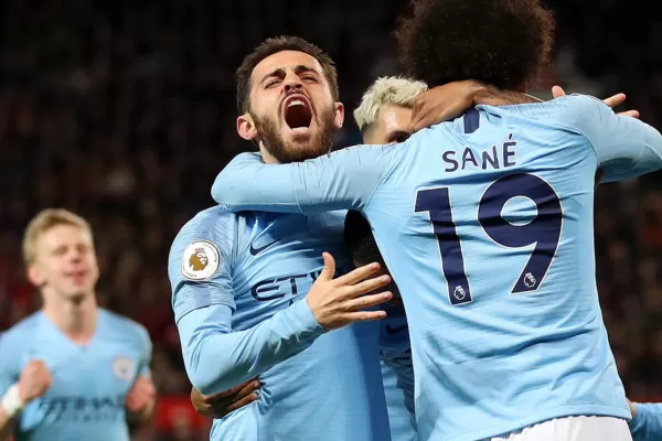 Manchester City venció 2-0 al United en el clásico y lidera la Liga Premier