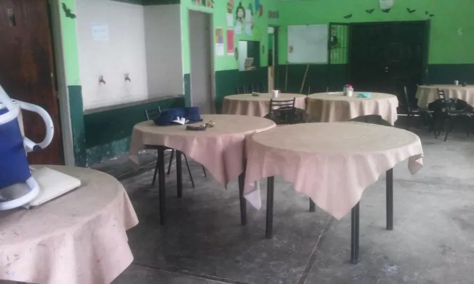 LAMENTO. “Tenemos que seguir, pese a los robos”, dijo la encargada.  