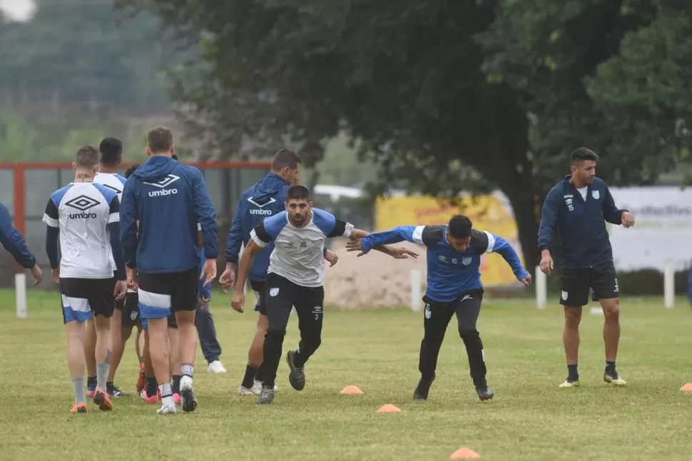 APURADOS POR JUGAR. Leandro Díaz y Aliendro salen corriendo, durante un ejercicio en el entrenamiento de Atlético. Los jugadores “decanos” esperan hace rato volver a las canchas tras el fin de la Superliga. la gaceta / foto de Analía Jaramillo