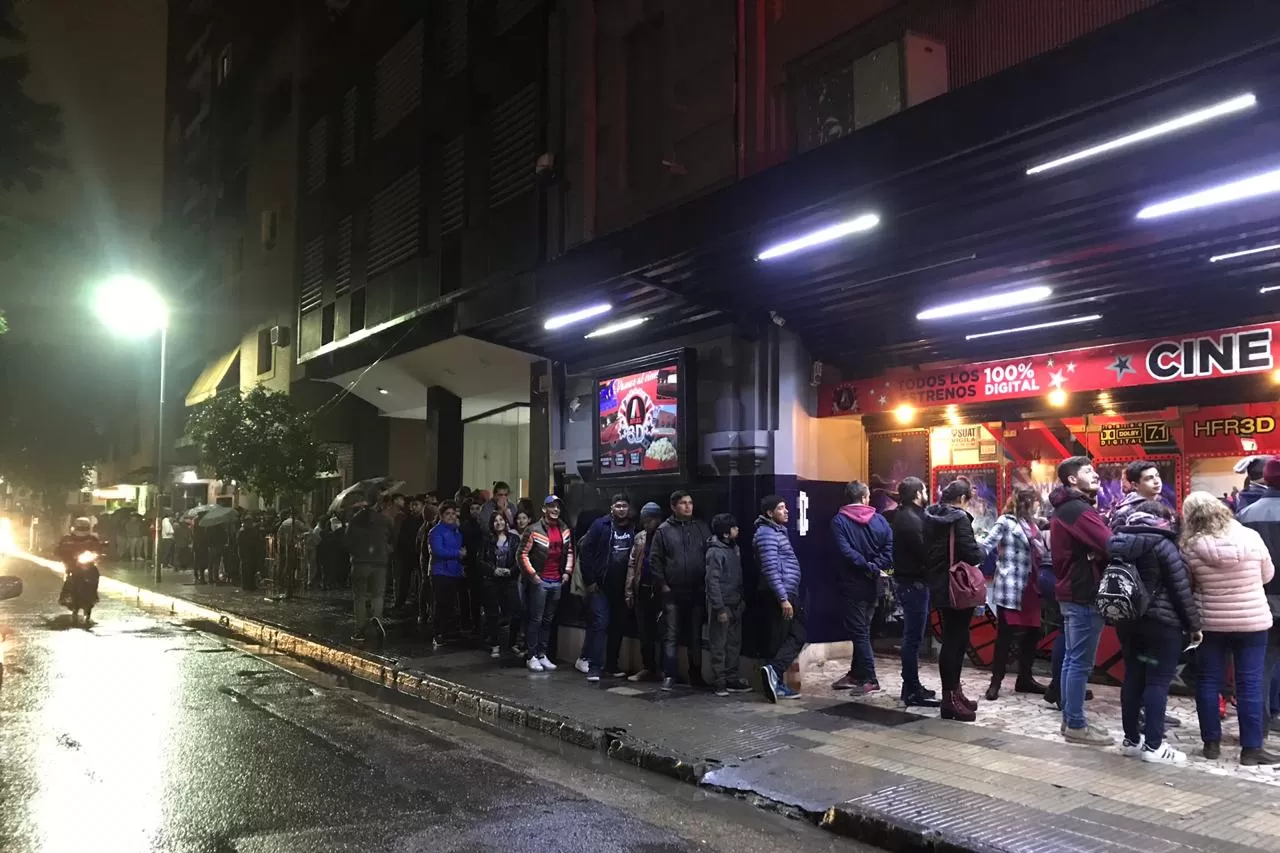 La fila para entrar al preestreno llegaba hasta la esquina de Mendoza. Foto de Julio Marengo.