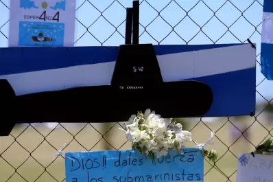 Filmaron un overol, un bolso y el saco de un uniforme entre los restos del ARA San Juan