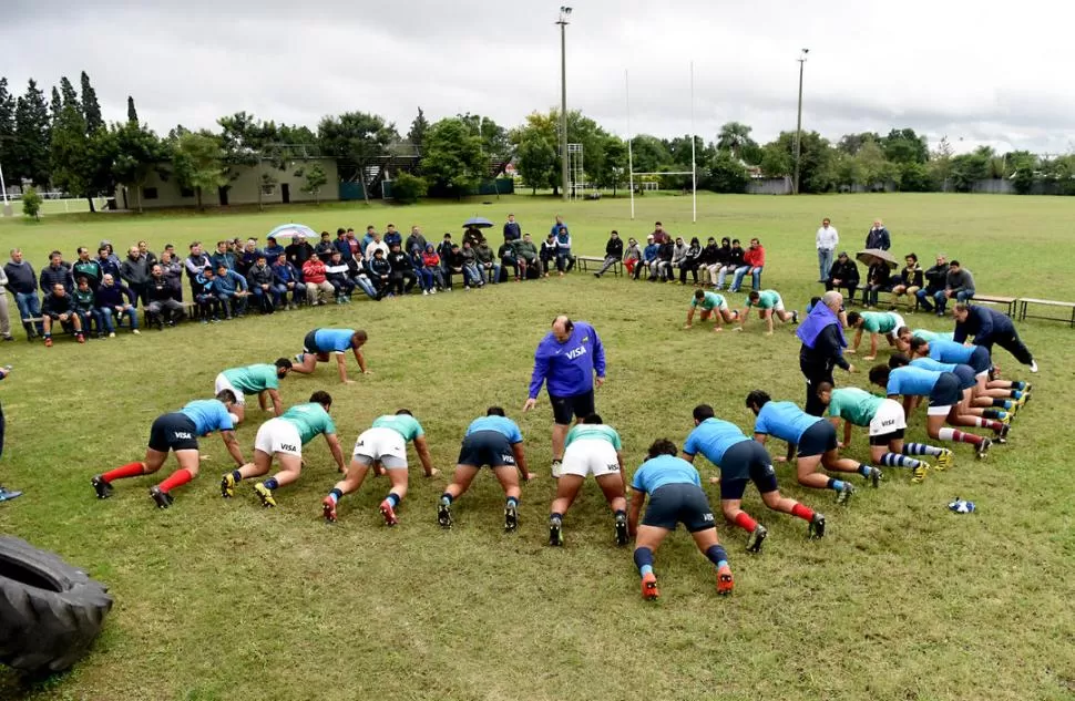 TRABAJO DURO Y RESPONSABLE. Los capacitadores Ledesma, Le Fort y Gill siguen con mucha atención y empeño los movimientos de los juveniles de la Academia del NOA, del seleccionado tucumano y de “Uni”. la gaceta / fotos de franco vera