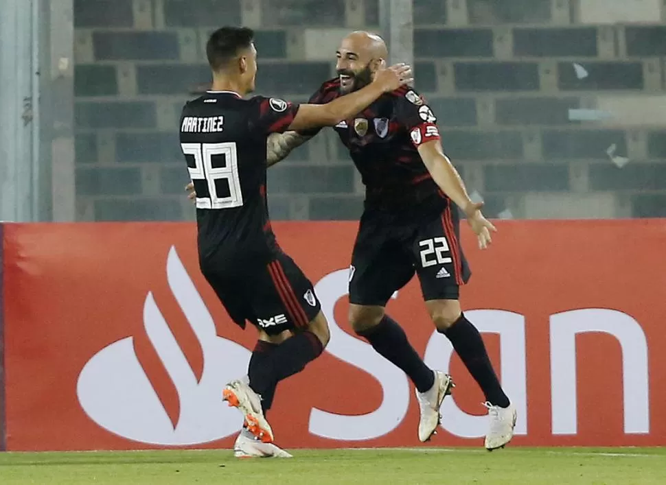 EL PRIMERO. Martínez Cuarta corre a abrazar a Pinola, autor del gol que marcó el camino en Chile. 