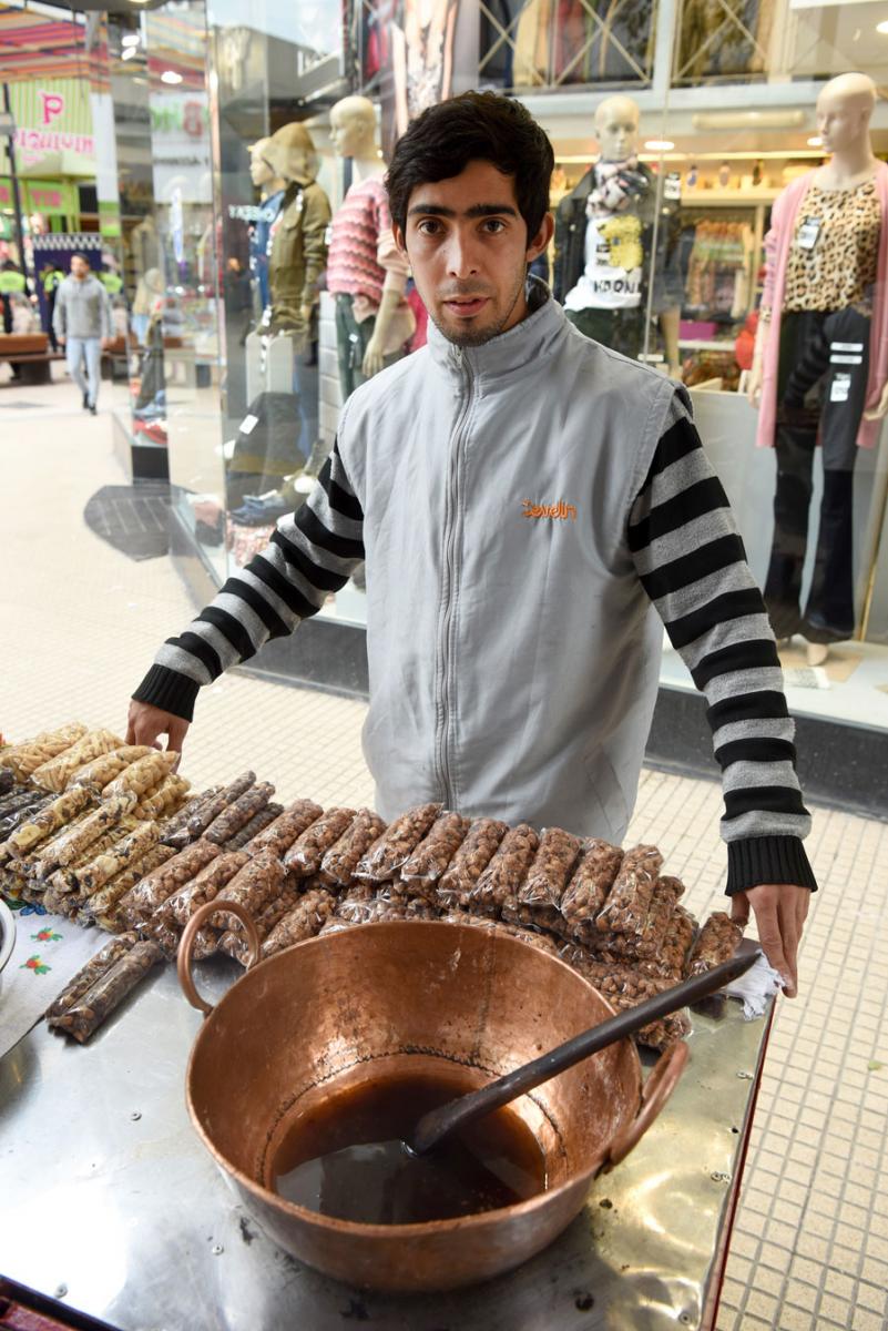 FELIZ. Álvaro tiene 24 años y desde hace 15 trabaja en la calle. 