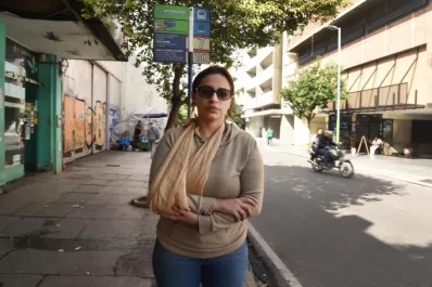 Un motochorro la arrastró por media cuadra en 25 de Mayo y Córdoba