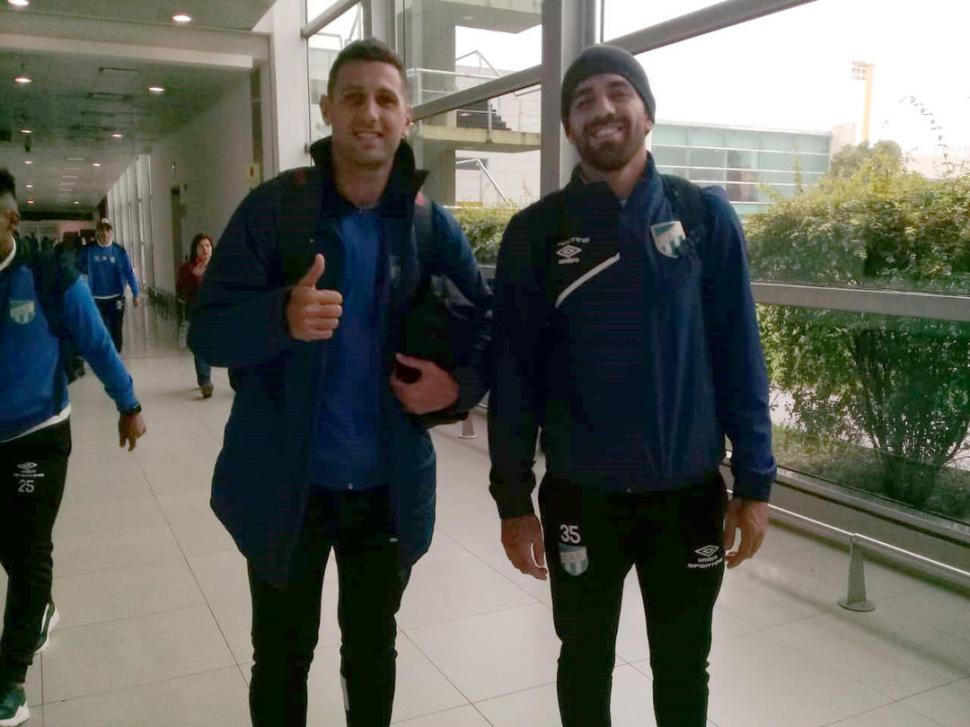 RUMBO AL BUS. La fila de jugadores, encabezada por Favio Álvarez. LA GACETA/FOTO DE MARIANA APUD