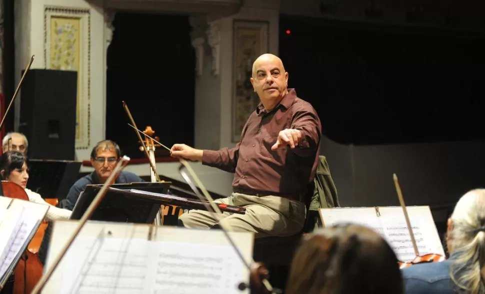 DETALLES. El director conoce como nadie las obras que interpretará. LA GACETA / FOTO DE HÉCTOR PERALTA.-