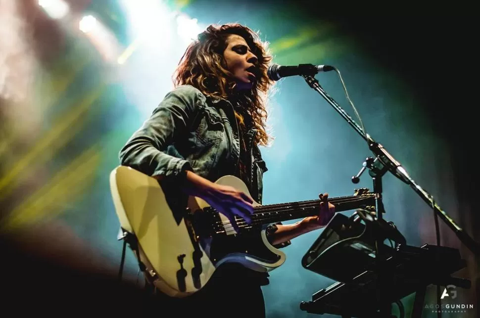 DEFINICIONES. “Aparecer en el escenario es parte de la revolución. El rock es actitud y mensaje”, dice Bertoldi. Foto de Agus Gundin.-