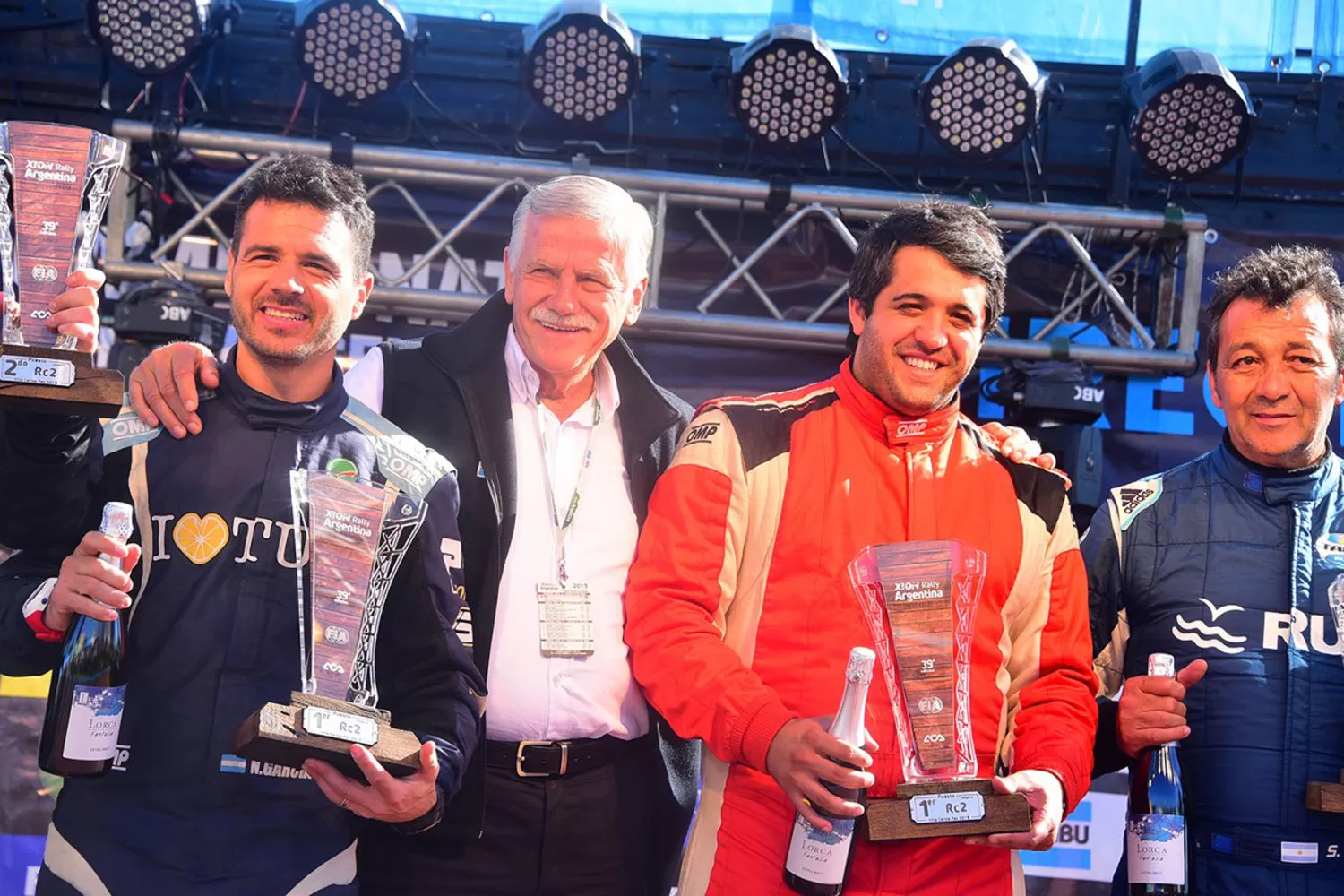 EL PODIO. Padilla (de rojo) festejó a lo grande.