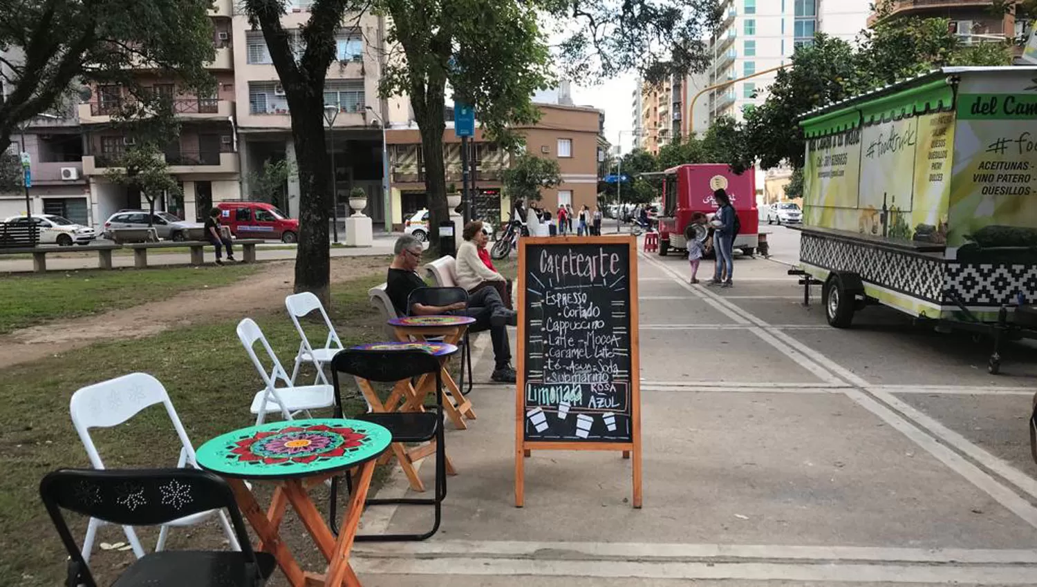 ¿HACEMOS UN FECA? En la plaza San Martín está armada la feria gourmet Grandes Sabores. 