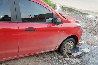 Un auto quedó atrapado al pasar por encima de una boca de cloaca sin tapa