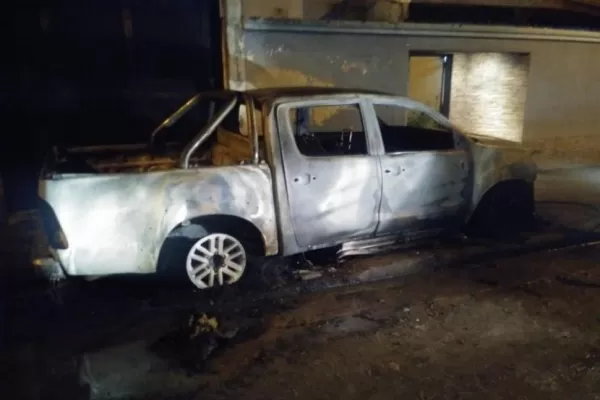 El incendio intencional de una camioneta en Lules alimenta la sospecha de una pelea política