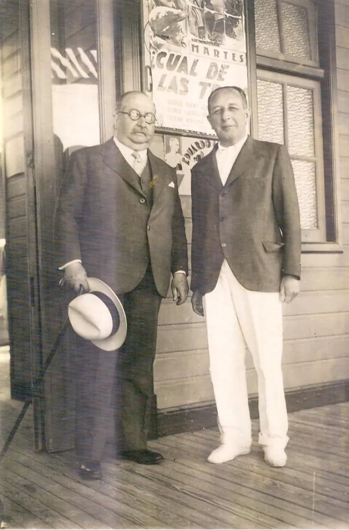 VICENTE C. GALLO. Medio siglo después de haber integrado el Centro juvenil de la UCR, aparece en Mar del Plata, a la izquierda, junto al doctor Pedro Ledesma. 
