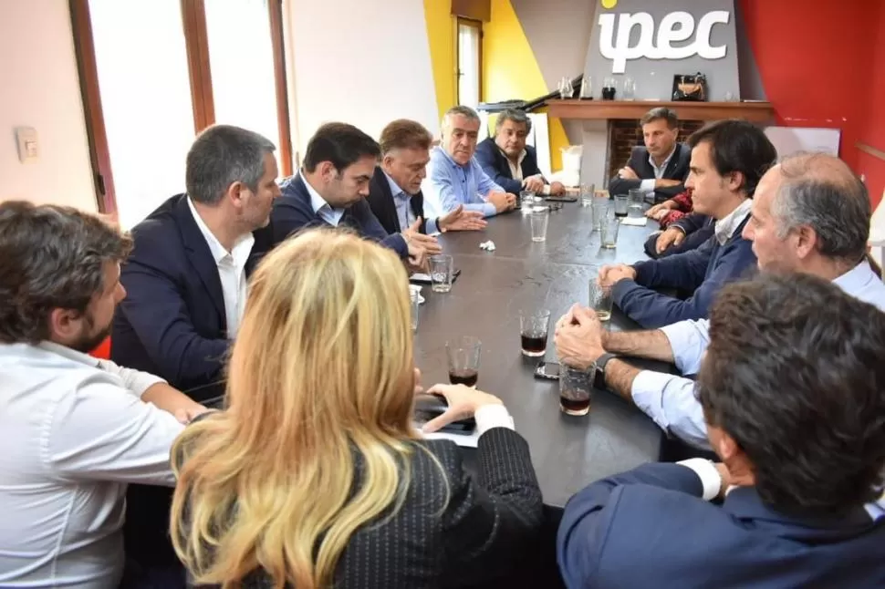 RESGUARDO. Elías de Pérez lideró el encuentro desde la cabecera de la mesa, “custodiada” por Campero (izquierda) y Sánchez (derecha).  