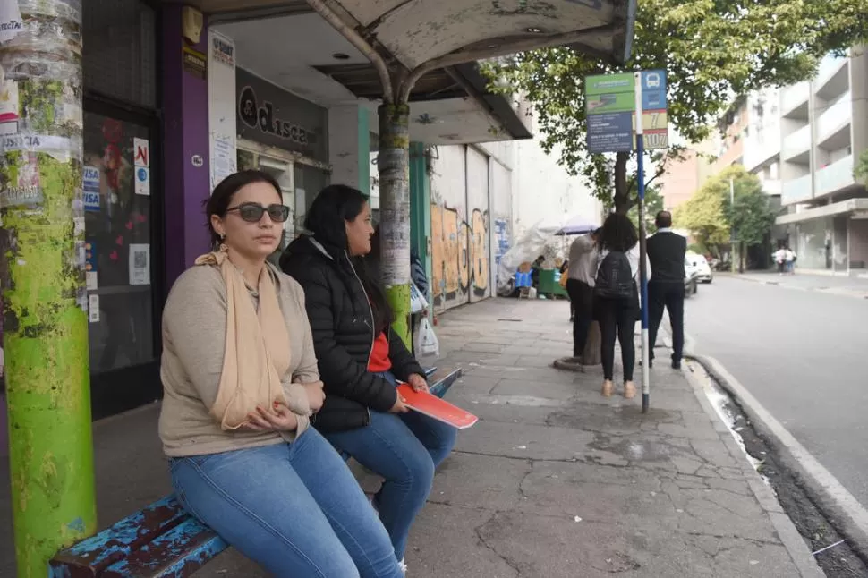 VÍCTIMA. Nadia Chumba, en la parada donde le robaron el miércoles. la gaceta / foto de Analía Jaramillo