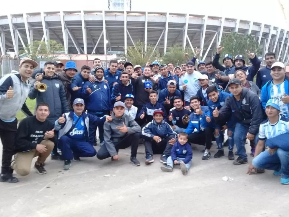 ESTÁ TODO OK. Eso parecen decir el grupo de hinchas de Atlético que llegó temprano al estadio, luego de soportar un cansador viaje y los numerosos controles. la gaceta / fotos de mariana apud (enviado especial)