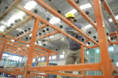 La producción industrial cayó un 8,4% en marzo