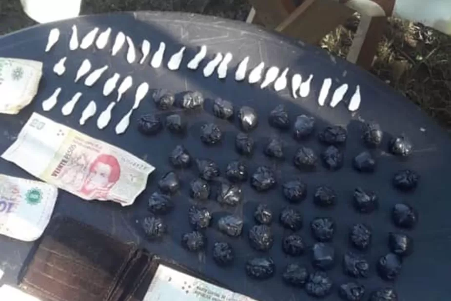 PROCEDIMIENTO EN BARRIO AMPLIACIÓN 3 DE NOVIEMBRE. Incautaron droga y dinero en efectivo.