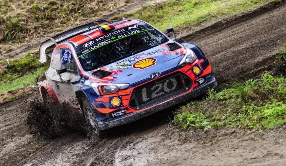 SÓLIDO. El Hyundai de Neuville rinde muy bien. Hasta ahora, no defrauda a su piloto que dominó el barro sin problemas. 