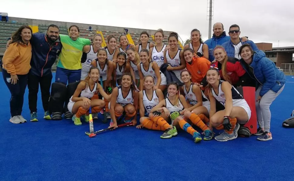 MUCHA ALEGRÍA. Las chicas tucumanas celebraron el buen torneo y posaron luego del contundente triunfo sobre Santiago.  prensa cah