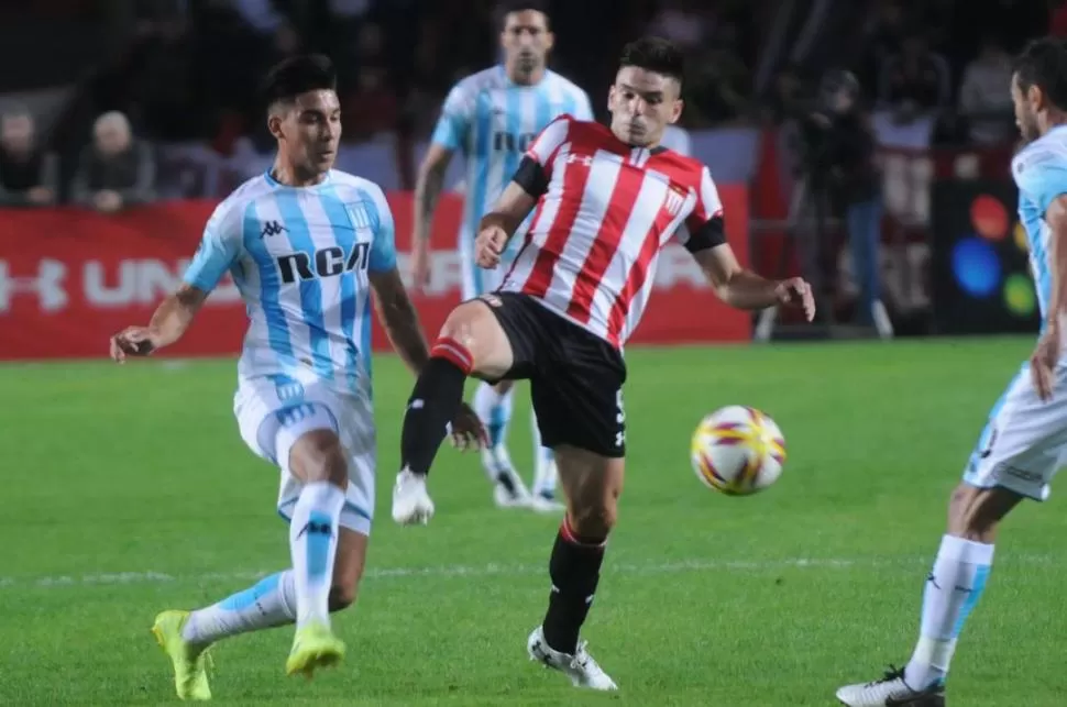 CON TODO. Guillermo Fernández, de Racing, y Facundo Mura, de Estudiantes, luchan por la pelota en un partido vibrante. telam 