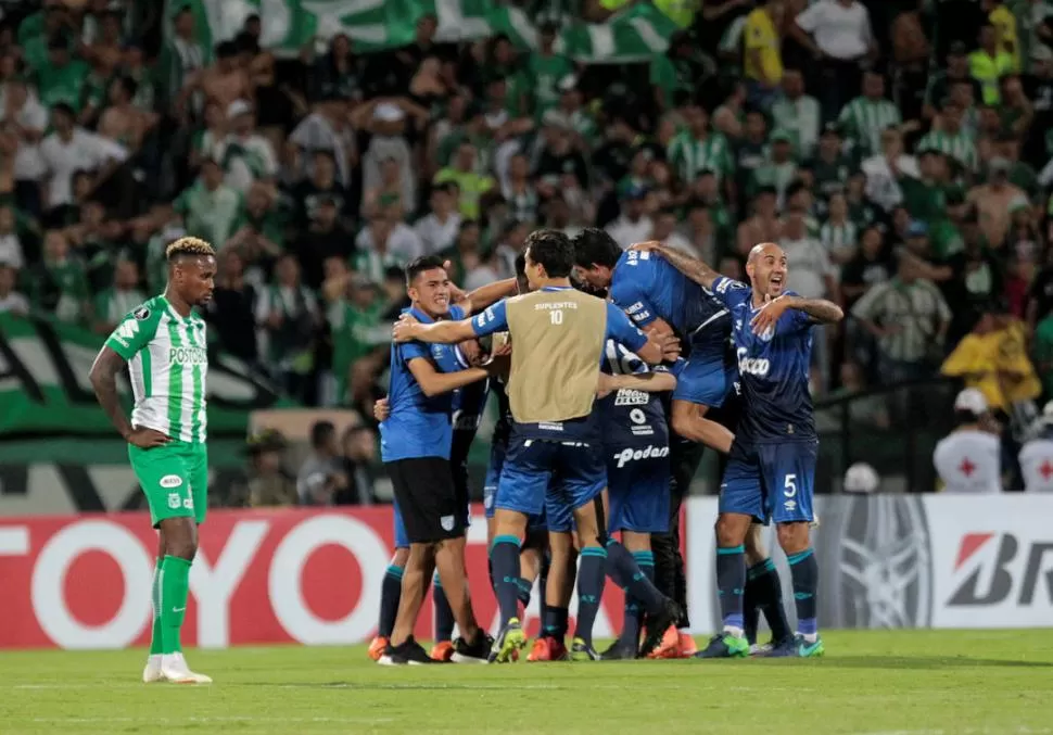 COMO UN TRIUNFO. Dei Rossi salva a Racing en Córdoba, donde Atlético “celebró” el 1-2. 