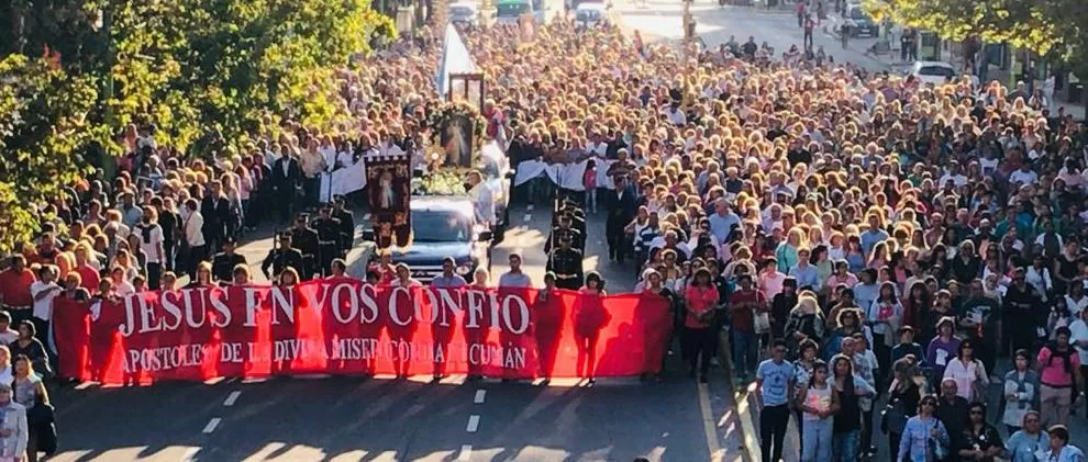 Multitudinaria procesión por el día de la Divina Misericordia