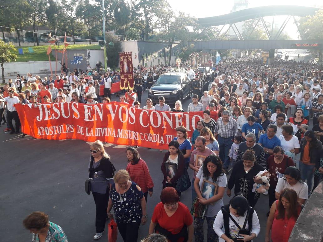 Multitudinaria procesión por el día de la Divina Misericordia