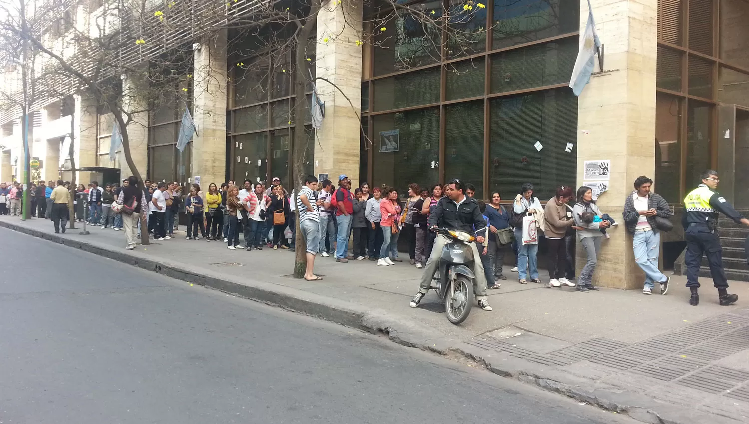 DÍA DE PAGO. Jubilados y beneficiarios de planes sociales abarrotan las sucursales bancarias.
